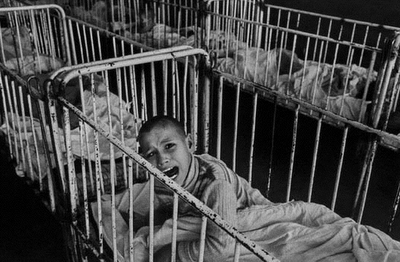 Child in a Romanian orphanage, photograph by James Nachtwey (1990).